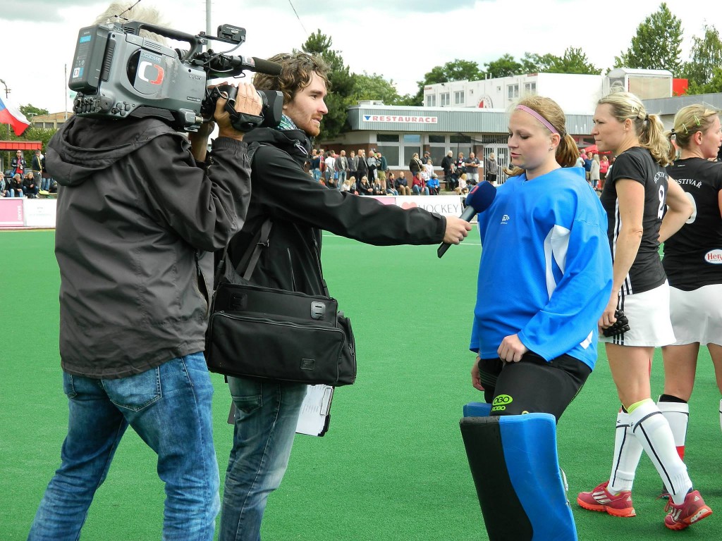 Niki Lešánková podává rozhovor České televizi