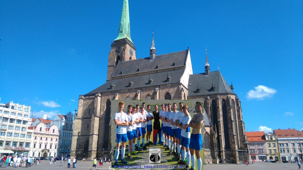 odskočili si na náměstí...